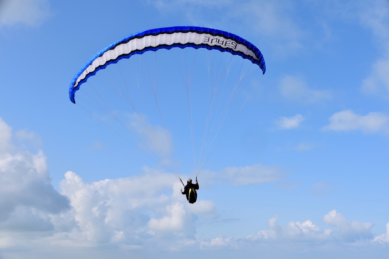 Parapente dans les airs