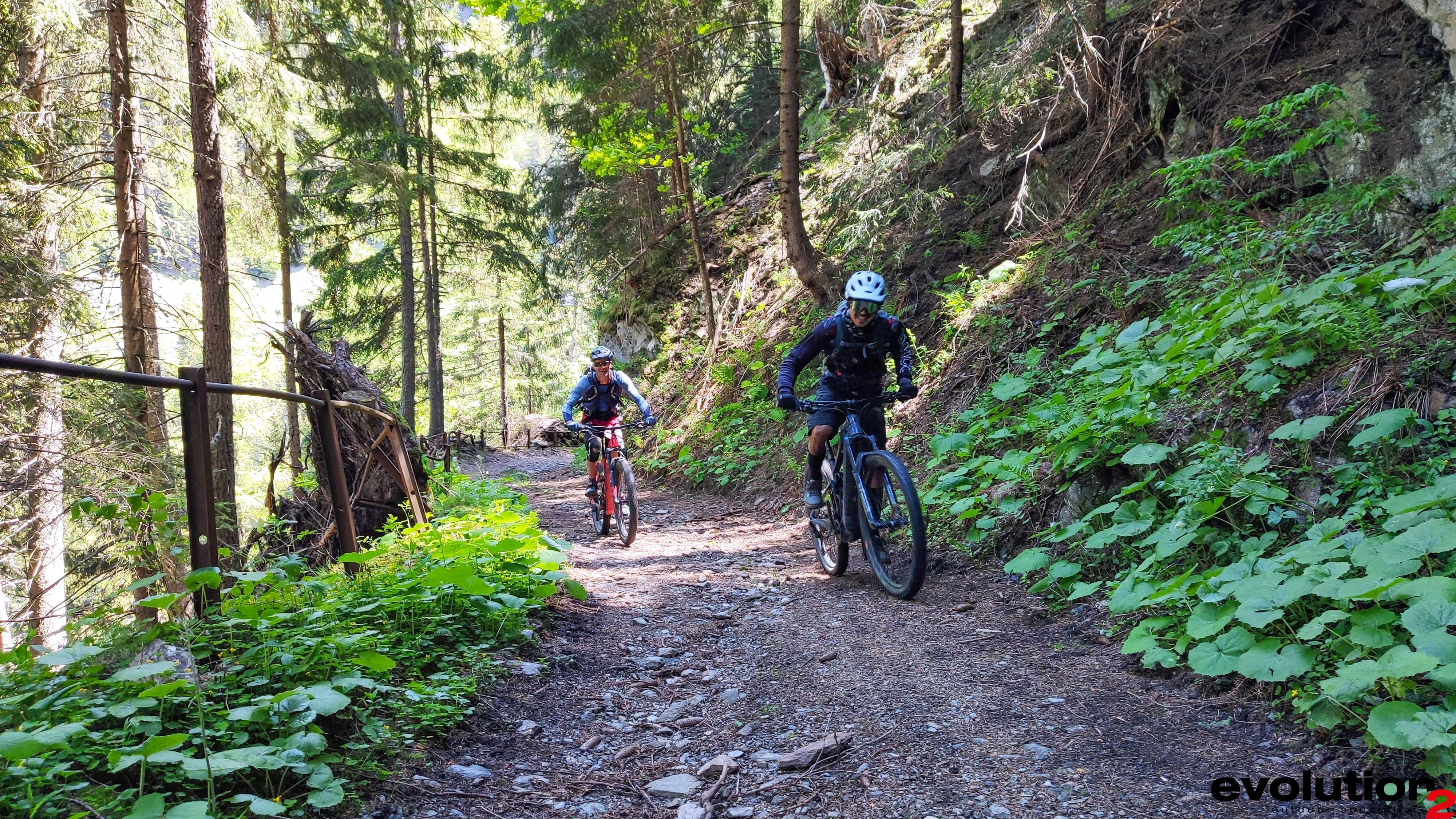 Excursion en VTTAE / E-Bike à Val d'Isère en été avec l'école de VTT Evolution 2